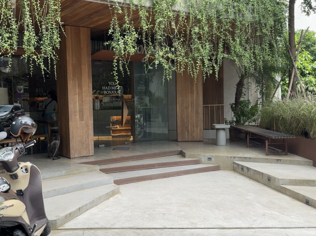 Exterior view of Bonjour Café The Art in Tây Hồ (West Lake), Hanoi