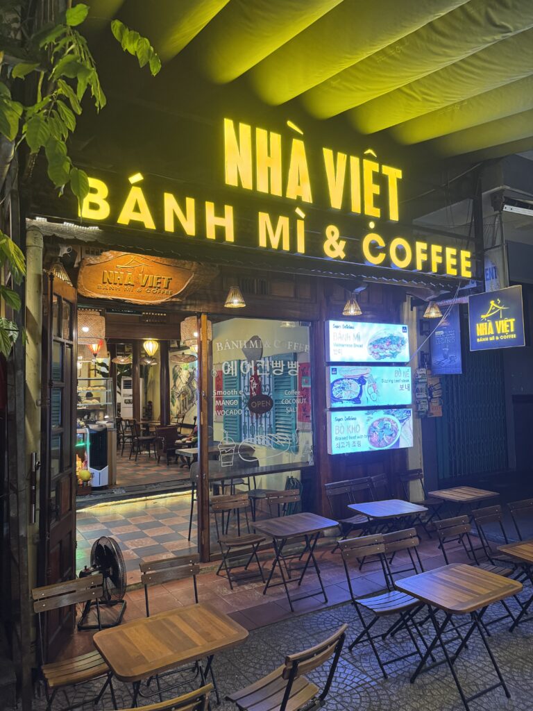 Nhà Việtの外観(夜)|ダナンのバインミー専門店